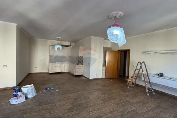 Tirane, jepet me qera zyre Kati 9, 120 m² 700 € (Astir)