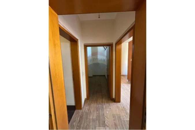 Tirane, jepet me qera zyre Kati 9, 120 m² 700 € (Astir)