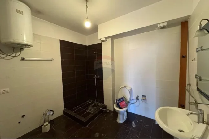 Tirane, jepet me qera zyre Kati 9, 120 m² 700 € (Astir)