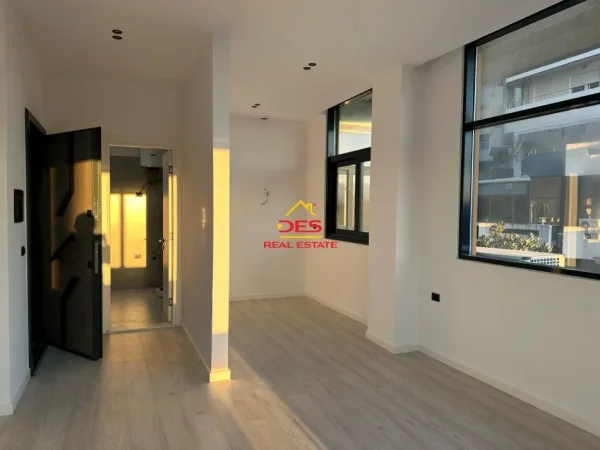 Vlore, shitet apartament 1+1+Aneks Kati 1, 75 m² 250.000 € (Rruga Murat Tërbaçi)