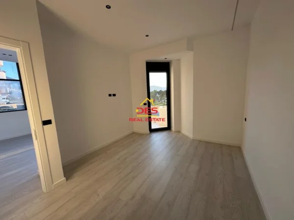 Vlore, shitet apartament 1+1+Aneks Kati 1, 75 m² 250.000 € (Rruga Murat Tërbaçi)