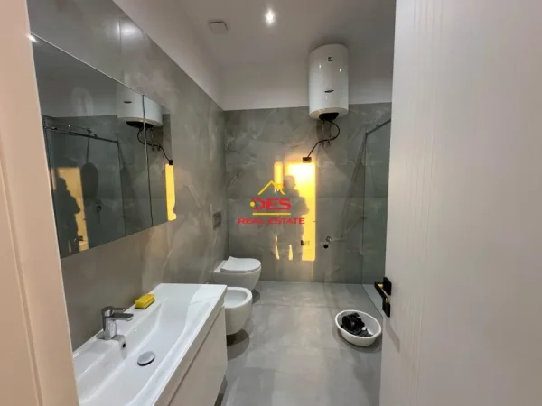 Vlore, shitet apartament 1+1+Aneks Kati 1, 75 m² 250.000 € (Rruga Murat Tërbaçi)