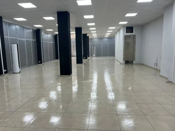 Tirane, jepet me qera dyqan Kati 0, 300 m² 2.500 € (selvia)