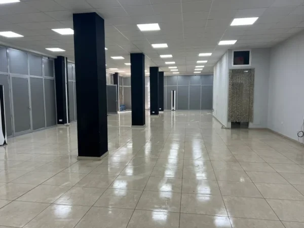 Tirane, jepet me qera dyqan Kati 0, 300 m² 2.500 € (selvia)