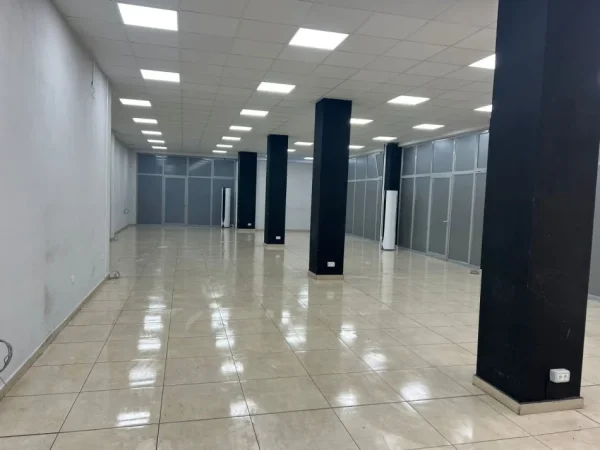 Tirane, jepet me qera dyqan Kati 0, 300 m² 2.500 € (selvia)