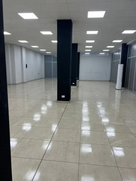 Tirane, jepet me qera dyqan Kati 0, 300 m² 2.500 € (selvia)