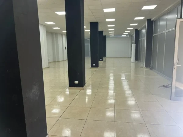 Tirane, jepet me qera dyqan Kati 0, 300 m² 2.500 € (selvia)