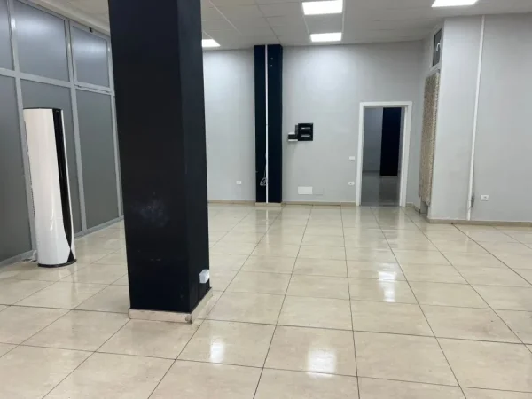 Tirane, jepet me qera dyqan Kati 0, 300 m² 2.500 € (selvia)