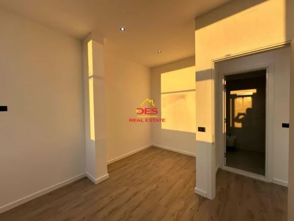 Vlore, shitet apartament 1+1+Ballkon Kati 1, 75 m² 250.000 € (Rruga Murat Tërbaçi)