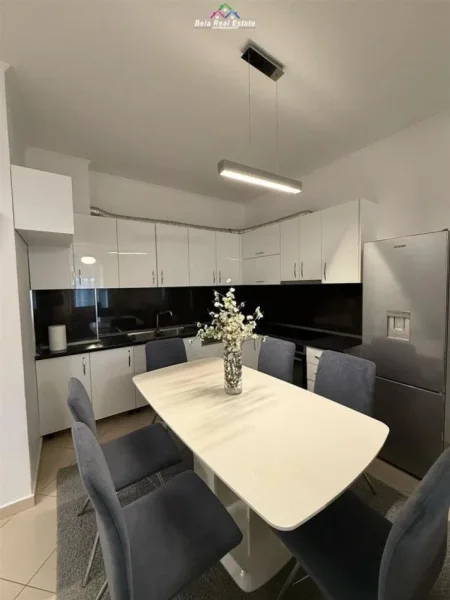 Tirane, jepet me qera apartament 2+1 Kati 3, 95 m² 570 € (golden park)