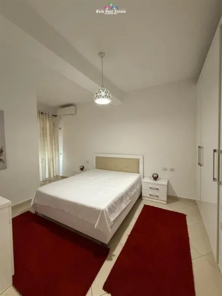 Tirane, jepet me qera apartament 2+1 Kati 3, 95 m² 570 € (golden park)