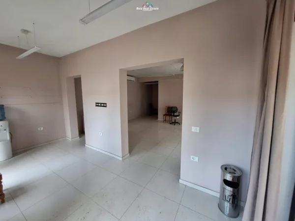 Tirane, jepet me qera zyre Kati 2, 100 m² 1.400 € (kinostudio)