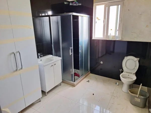 Tirane, jepet me qera zyre Kati 2, 100 m² 1.400 € (kinostudio)