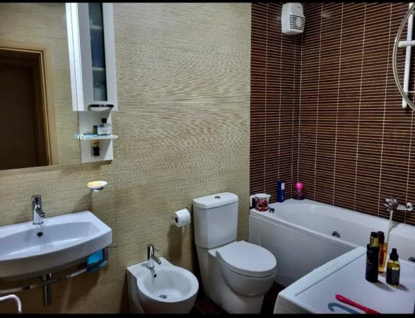 Tirane, jepet me qera apartament 2+1+ 2 tualete + 2 ballkone , Kati 5, 100 m²