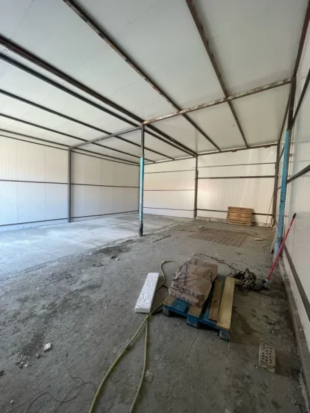 Tirane, jepet me qera magazine Kati 0, 110 m² 500 € (Selite)