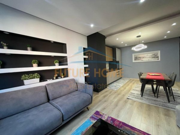 Tirane, jepet me qera apartament 2+1+Ballkon Kati 7, 105 m² 650 € (Unaza e Re, Tiranë)