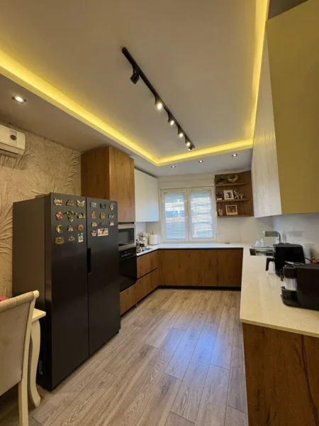 Tirane, shitet apartament 2+1+Ballkon Kati 6, 94 m² 235.000 € (Kompleksi Kontakt)