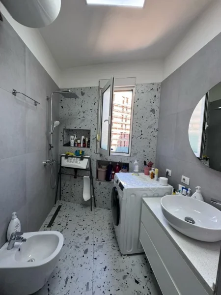 Tirane, shitet apartament 2+1+Ballkon Kati 6, 94 m² 235.000 € (Kompleksi Kontakt)