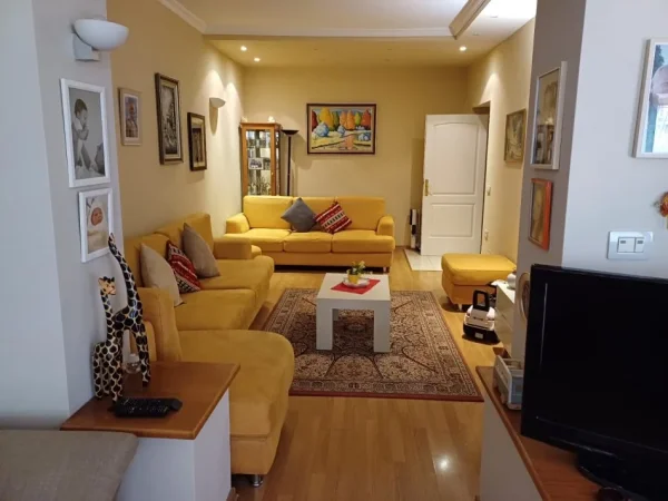 Tirane, shitet apartament 2+1 Kati 1, 100 m² 200.000 € (Rruga e Kavajes, prane spitalit Gjerman)