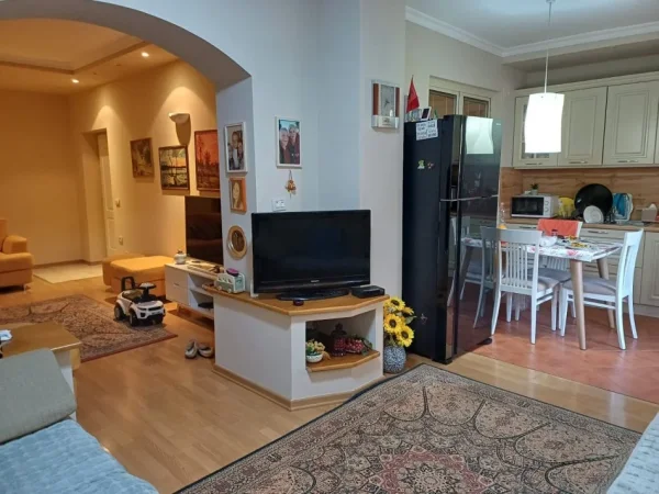 Tirane, shitet apartament 2+1 Kati 1, 100 m² 200.000 € (Rruga e Kavajes, prane spitalit Gjerman)