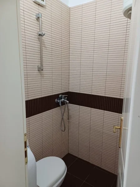 Tirane, shitet apartament 2+1 Kati 1, 100 m² 200.000 € (Rruga e Kavajes, prane spitalit Gjerman)