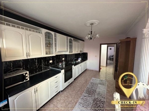 Tirane, jepet me qera apartament 2+1+Aneks+Ballkon Kati 9, 100 m² 600 € (Pallati me Shigjeta)