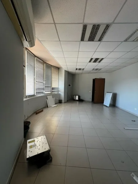 Tirane, jepet me qera ambjent biznesi , 270 m² 2.500 € (Selvia)