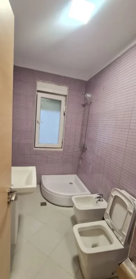 Tirane, shes apartament 1+1+Ballkon Kati 4, 74 m² 155.000 € (Rr. Frosina Plaku,Kompleksi Magnet,Kontakt)