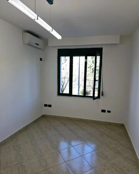 Tirane, jepet me qera zyre Kati 2, 50 m² 500 € (BUZE RRUGE TE URA E TABAKEVE)
