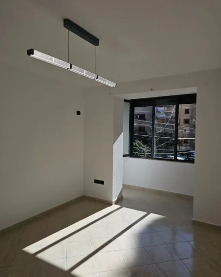 Tirane, jepet me qera zyre Kati 2, 50 m² 500 € (BUZE RRUGE TE URA E TABAKEVE)