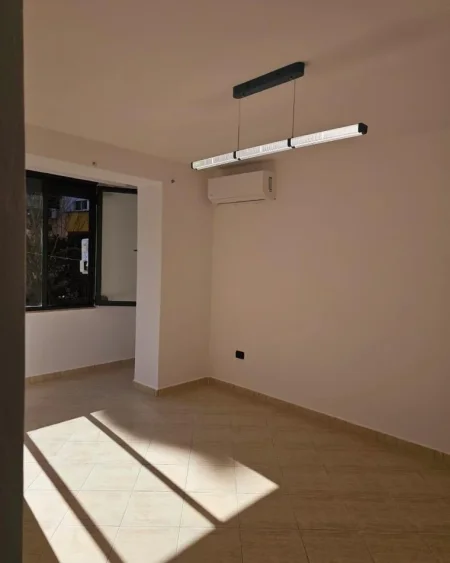 Tirane, jepet me qera zyre Kati 2, 50 m² 500 € (BUZE RRUGE TE URA E TABAKEVE)