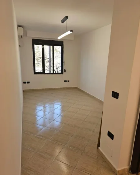 Tirane, jepet me qera zyre Kati 2, 50 m² 500 € (BUZE RRUGE TE URA E TABAKEVE)