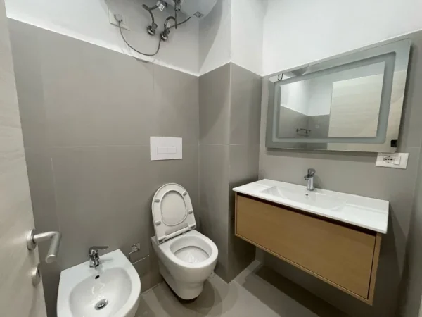 Tirane, jepet me qera apartament 1+1+Ballkon Kati 2, 82 m² 550 € (River Residence)
