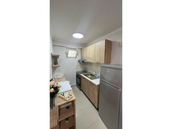 Tirane, jepet me qera apartament 1+1 Kati 0, 55 m² 450 € (Rruga e Dibres)
