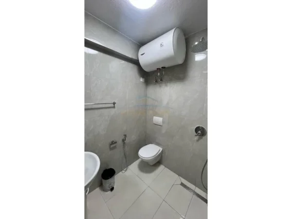 Tirane, jepet me qera apartament 1+1 Kati 0, 55 m² 450 € (Rruga e Dibres)