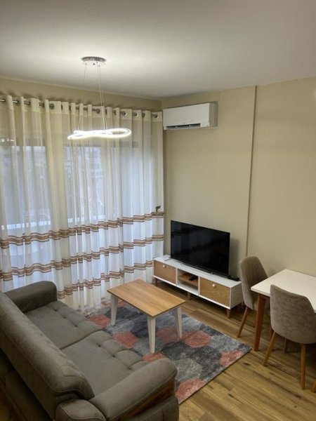 Tirane, jepet me qera apartament 1+1+Ballkon Kati 4, 79 m² 500 € (KINOSTUDIO)