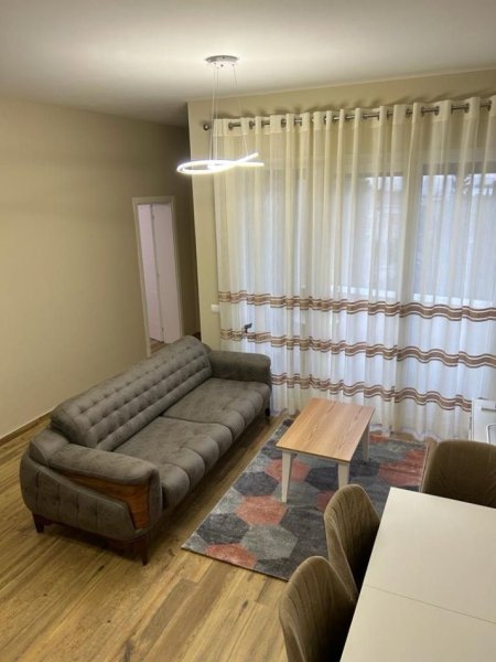 Tirane, jepet me qera apartament 1+1+Ballkon Kati 4, 79 m² 500 € (KINOSTUDIO)