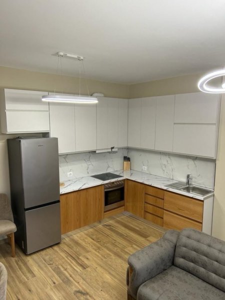 Tirane, jepet me qera apartament 1+1+Ballkon Kati 4, 79 m² 500 € (KINOSTUDIO)