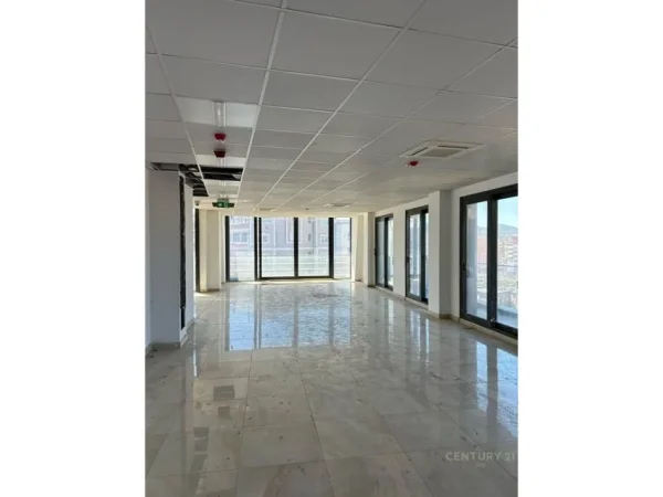 Tirane, shes ambjent biznesi Kati 6, 89 m² 360.000 € (Millenium bussines center)