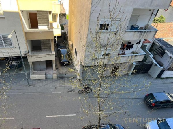 Tirane, jepet me qera apartament 1+1+Aneks+Ballkon Kati 3, 81 m² 650 € (Komuna e Parisit)