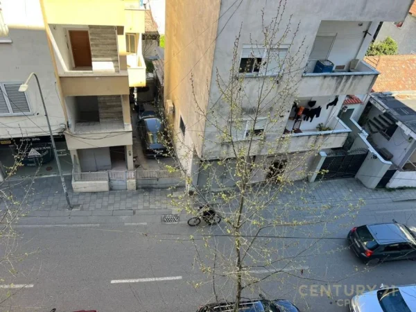 Tirane, jepet me qera apartament 1+1+Aneks+Ballkon Kati 3, 81 m² 650 € (Komuna e Parisit)