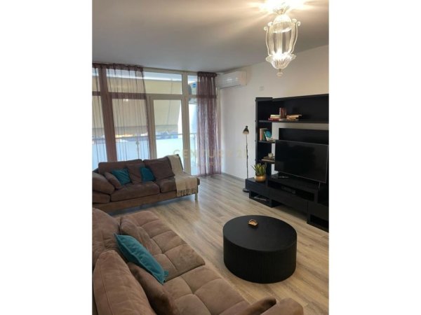 Tirane, jepet me qera apartament 2+1+Aneks+Ballkon Kati 5, 109 m² 1.500 € (LICEU ARTISTIK)