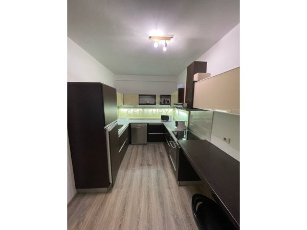 Tirane, jepet me qera apartament 2+1+Aneks+Ballkon Kati 5, 109 m² 1.500 € (LICEU ARTISTIK)