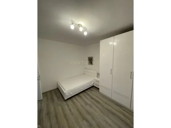 Tirane, jepet me qera apartament 2+1+Aneks+Ballkon Kati 5, 109 m² 1.500 € (LICEU ARTISTIK)