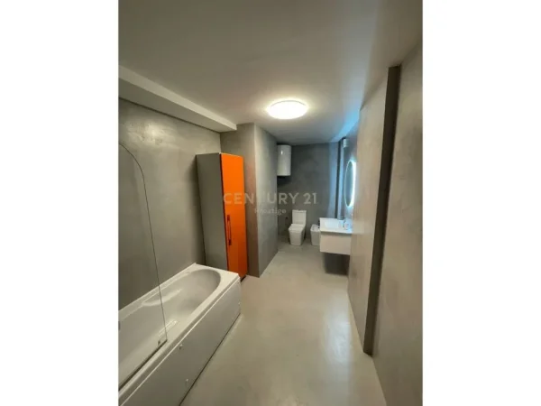Tirane, jepet me qera apartament 2+1+Aneks+Ballkon Kati 5, 109 m² 1.500 € (LICEU ARTISTIK)