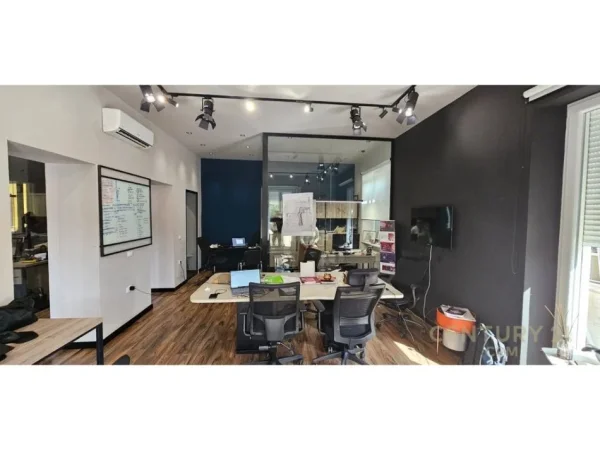 Tirane, jepet me qera zyre Kati 2, 126 m² 1.700 € (Stadiumi Dinamo)
