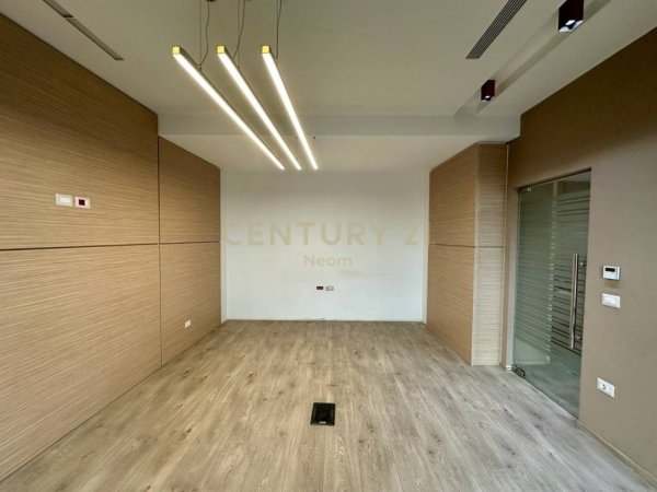 Tirane, jepet me qera zyre Kati 8, 146 m² 2.500 € (PARK GATE RESIDENCE)