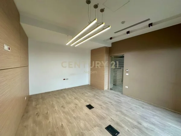 Tirane, jepet me qera zyre Kati 8, 146 m² 2.500 € (PARK GATE RESIDENCE)