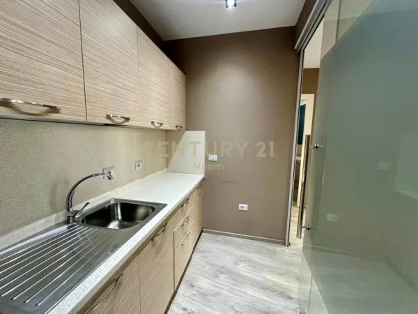 Tirane, jepet me qera zyre Kati 8, 146 m² 2.500 € (PARK GATE RESIDENCE)