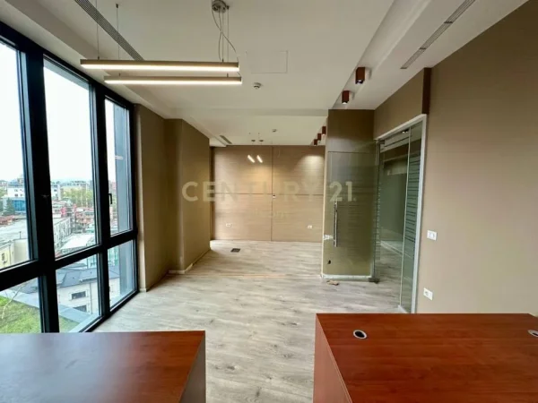 Tirane, jepet me qera zyre Kati 8, 146 m² 2.500 € (PARK GATE RESIDENCE)